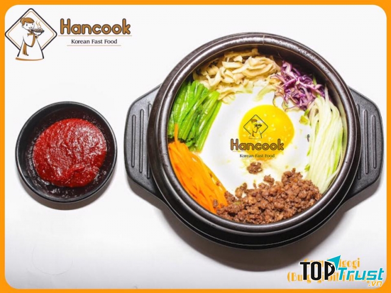 Món ăn là sự tổng hòa giữa các nguyên liệu như cơm, trứng, cà rốt, rau, vừng cùng nước sốt cay tạo nên hương vị thơm ngon khó cưỡng.