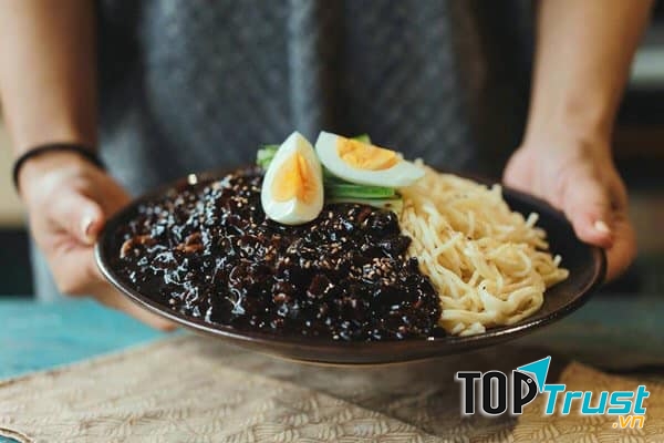 Nguyên liệu món ăn được lựa chọn và chuẩn bị kĩ lưỡng, đảm bảo tươi ngon và sạch, không ảnh hưởng tới sức khỏe người tiêu dùng.