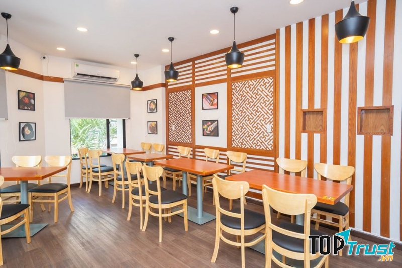 Không gian của quán rất rộng rãi, thoáng mát, có sức chứa lớn, phù hợp tổ chức các buổi họp mặt, liên hoan, gia đình