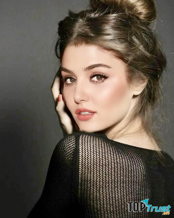 Vẻ đẹp của Hande Ercel khiến ai cũng phải mê mẩn ngắm nhìn