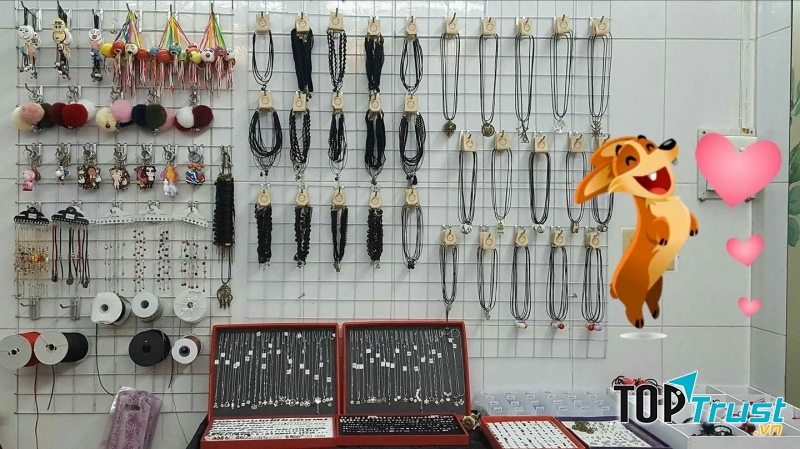 Rất nhiều mặt hàng handmade siêu đẹp có thể tặng cho các bạn gái rất đáng yêu