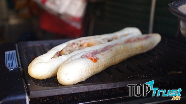 Bánh ở đây được làm như kiểu bánh mì tươi nên vẫn còn màu trắng của bột mì