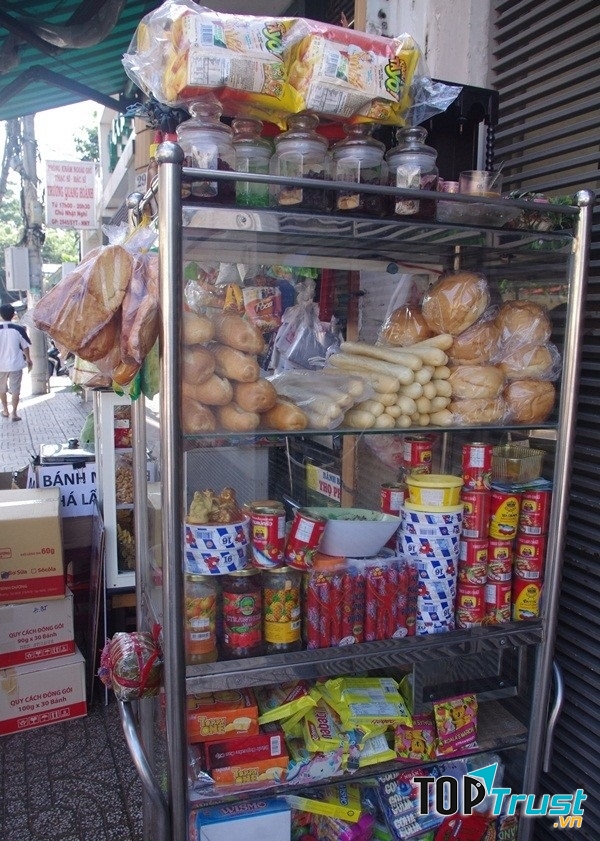 Ở đây có rất nhiều loại nhân bánh mì để lựa chọn: nhân pate bơ, sốt thịt bò, phomai, gà xé sợi, xúc xích, chà bông