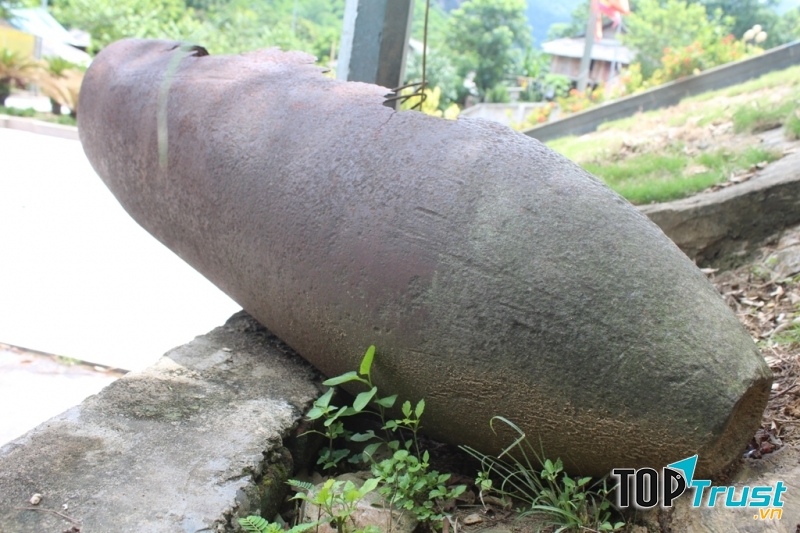 Một trong những quả bom Pháp ném xuống bản Sại