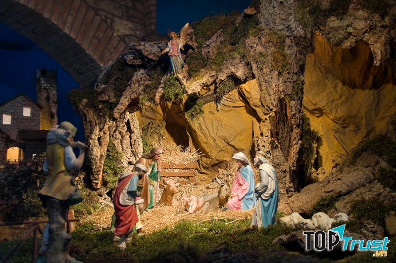 Hang đá và máng cỏ