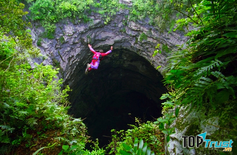 Du khách trải nghiệm trò chơi nhảy hố tại hang Golondrinas