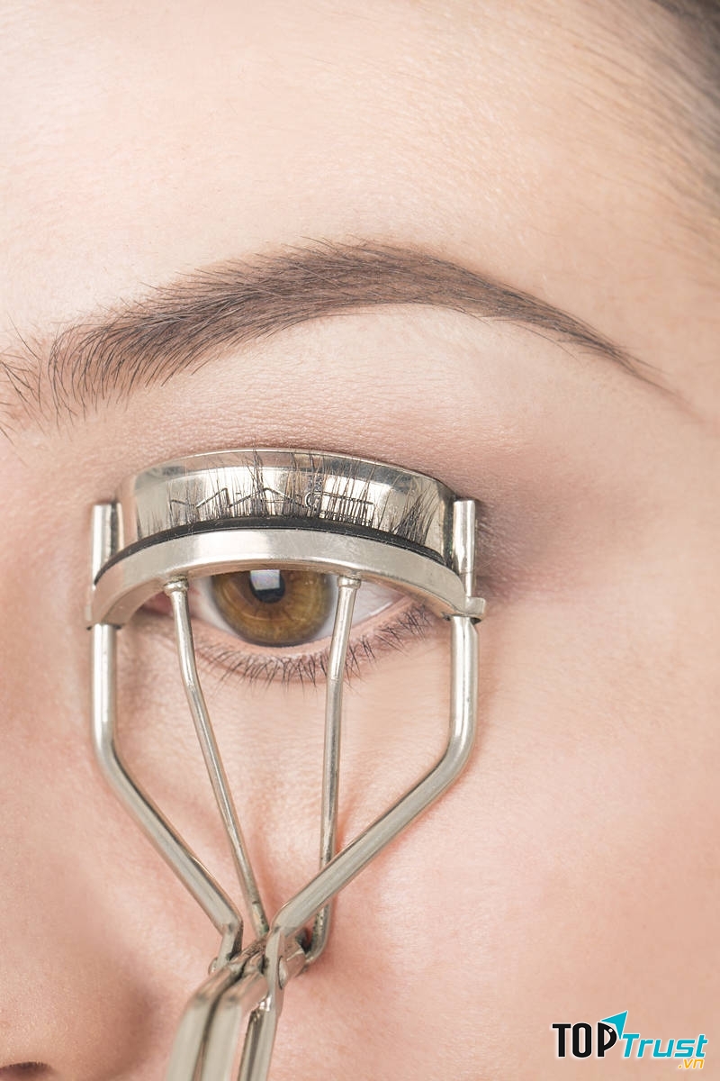 Dùgn kẹp mi để có hàng mi cong vút