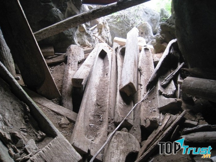 Các cỗ quan tài bằng gỗ trong hang