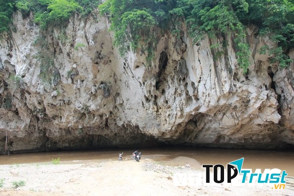 Hang Phi nằm dưới một mái đá khổng lồ