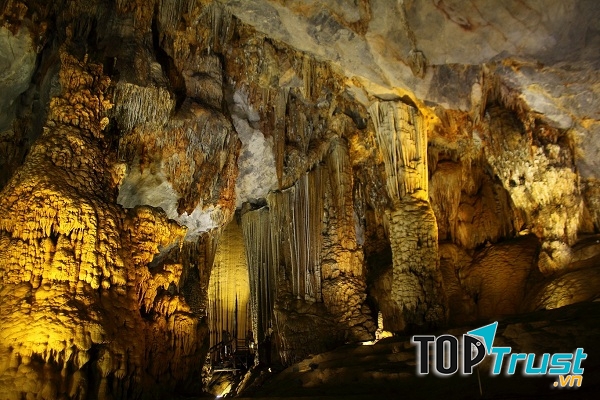 Vẻ đẹp bên trong hang Thủy Cung