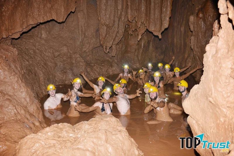 Tắm bùn ở hang Tối