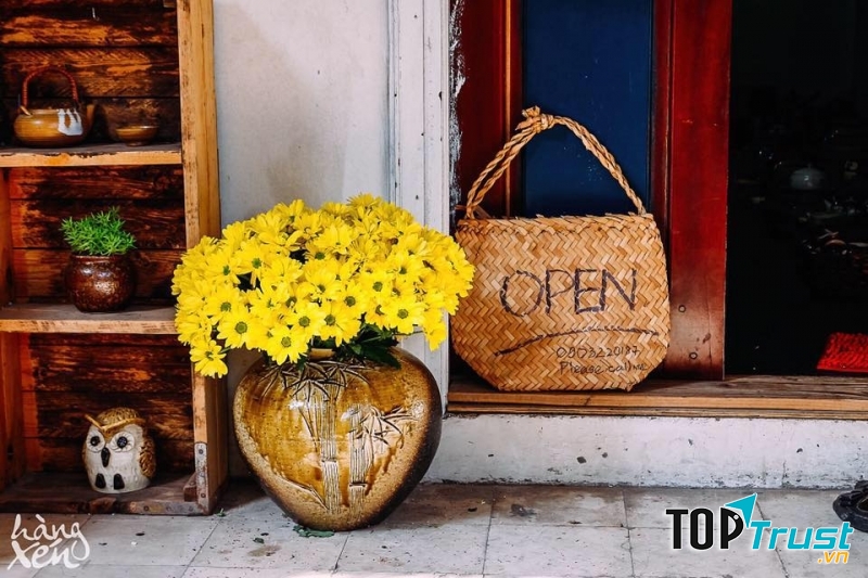 Hàng Xén chào đón bạn bằng một bình hoa thơm ngát và những đồ gốm sứ dễ thương.