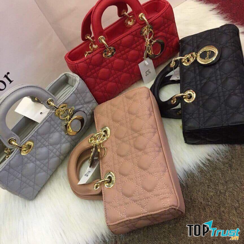 Tại cửa hàng Hạnh Chanel, túi xách Dior ngang có giá: 390.000 VNĐ