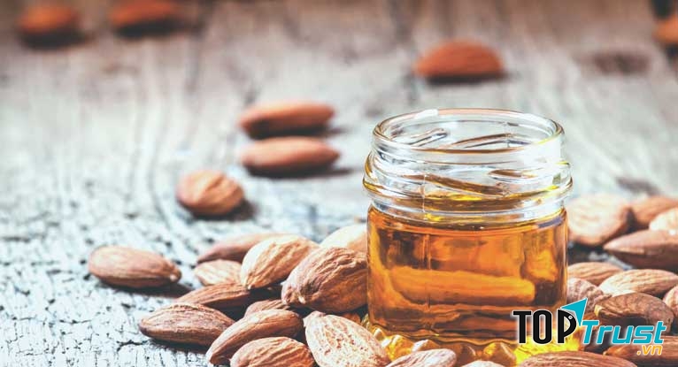 Bạn có thể sử dụng hạnh nhân dưới dạng tinh dầu và bột hạnh nhân để chăm sóc cho làn da của mình.