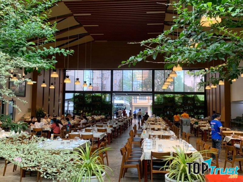 Hạnh Nhung luxury restaurant
