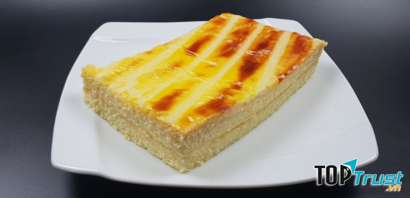 Cốt bánh mềm mịn, phô mai ngập tràn, thêm chút chà bông mặn mặn.