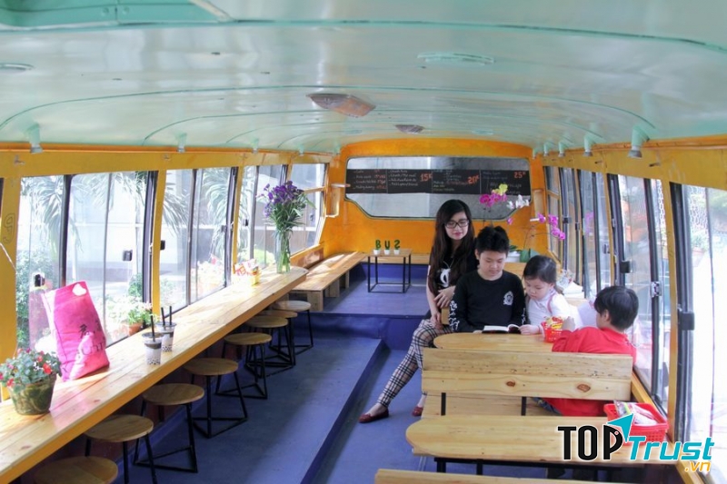 Quán có không gian khá yên tĩnh, riêng tư, màu sắc khá nhẹ nhàng, được bố trí đơn giản, gọn gàng