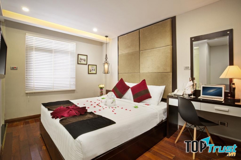 Không chỉ vậy, trong thời gian ở đây, nhân viên khách sạn vẫn đến dọn dẹp hàng ngày. Mỗi phòng khách sạn có thiết kế giản dị, thoải mái, ấm cúng không kém phần hiện đại và tiện nghi.