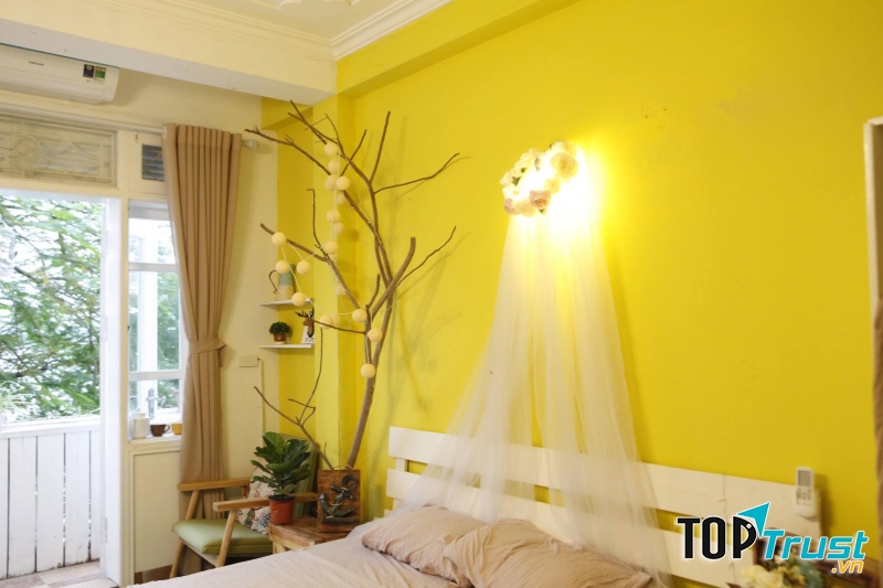 Căn phòng với tông màu vàng chủ đạo.