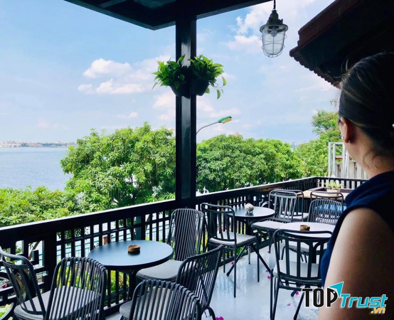 Ban công với mái che cao tạo tầm nhìn thoáng đãng