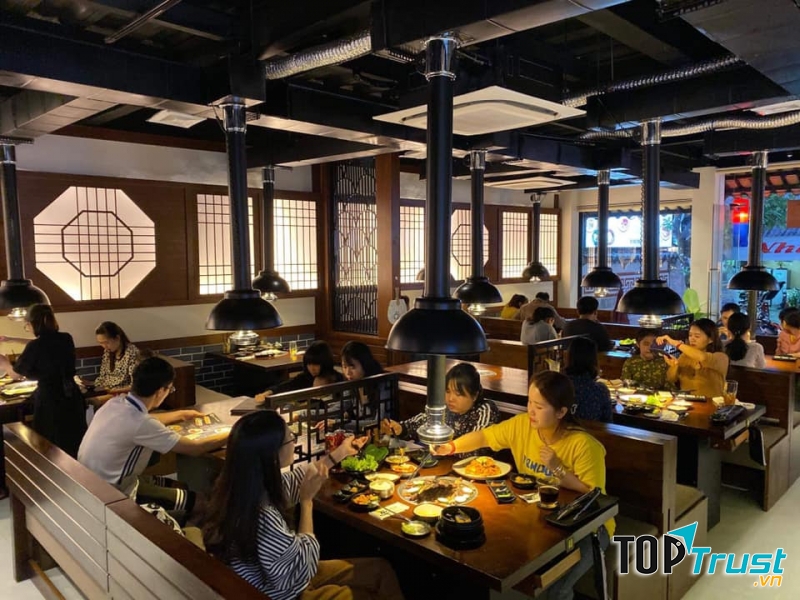 Không gian tại nhà hàng rộng rãi, thoáng mát và yên tĩnh