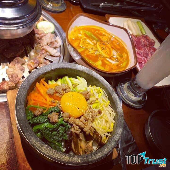 Các món ăn Hàn được đầu bếp chuyên nghiệp nêm nếm và chế biến chuẩn vị Hàn Quốc, đảm bảo chất lượng món ăn đến với bàn tiệc của thực khách luôn nóng hổi và thơm ngon