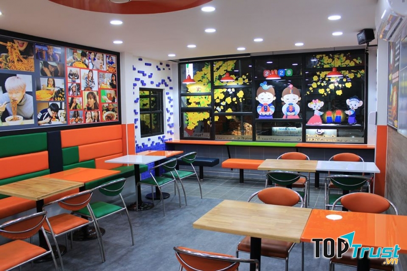 Không gian quán rất rộng rãi, cách bài trí bàn ăn và vật dụng rất hợp lý và đẹp mắt