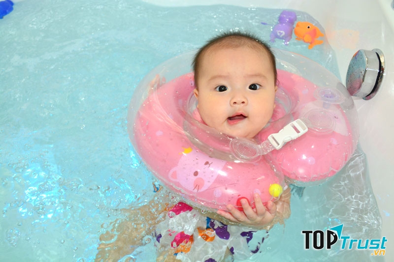 Baby Floating giúp trẻ lưu trữ các phản xạ với nước và vận động