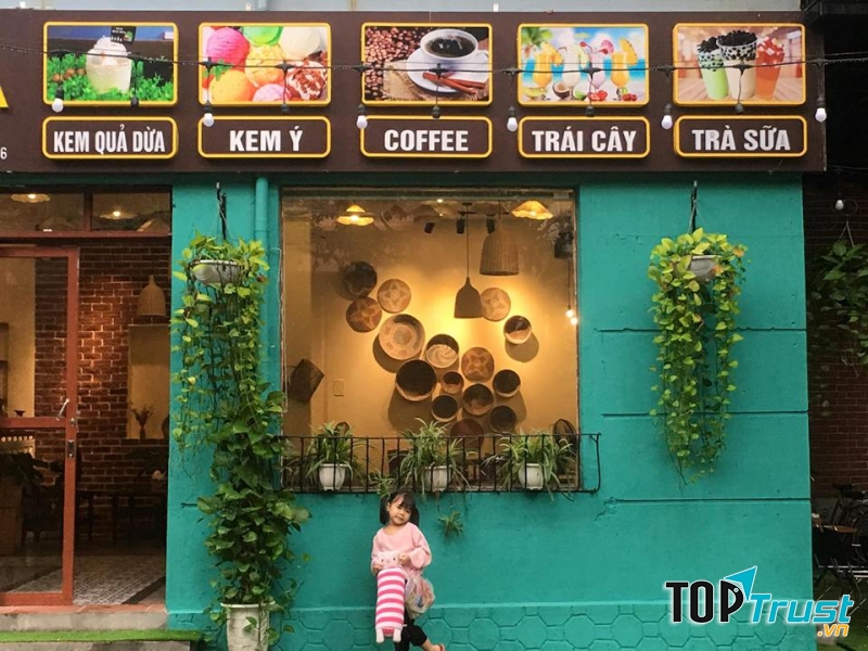 Happy Coffee & Tea đưuọc rất nhiều bạn trẻ yêu thích và là lựa chọn ưu tiên mỗi khi muốn tụ tập bạn bè, không chỉ vì tại đây có nhiều món ăn, đồ uống ngon và vì không gian của quán rất đẹp