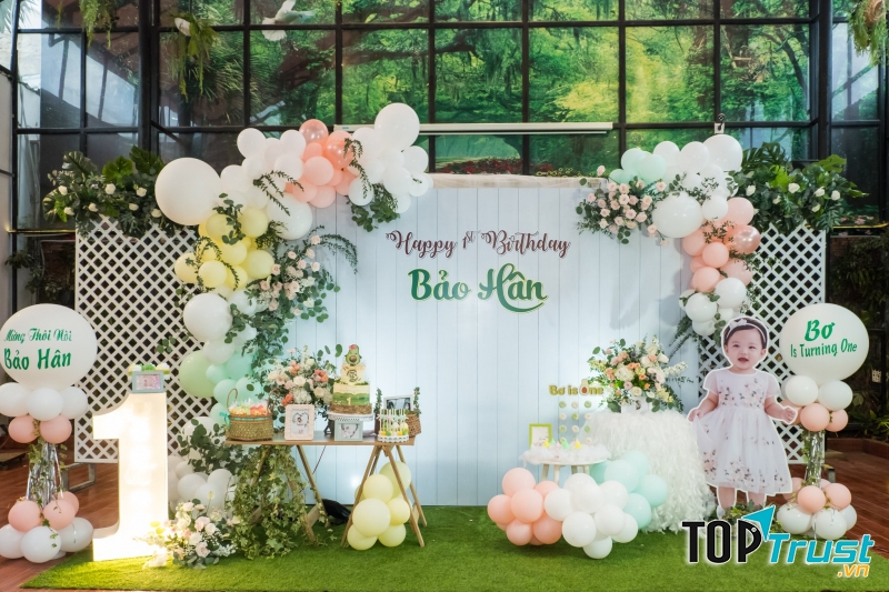 Dụng cụ trang trí có sẵn với số lượng lớn, bạn có thể thỏa sức lựa chọn hình thức phù hợp với mình nhất.