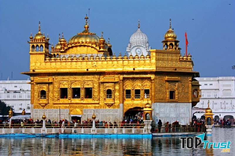 Đền Harmandir Sahib bên Hồ Tâm Linh.