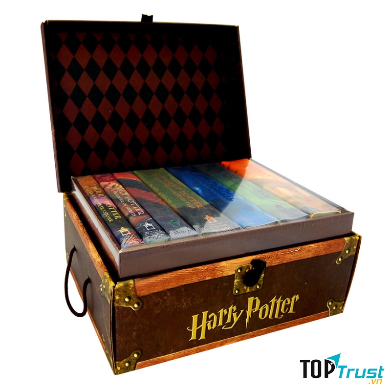 ﻿Bộ tiểu thuyết Harry Potter là câu chuyện xoay quanh ba người bạn phù thuỷ thân thiết với nhau