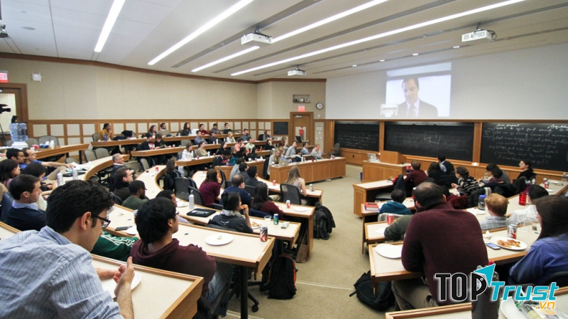 Các sinh viên Đại học Harvard đang chăm chú nghe giảng