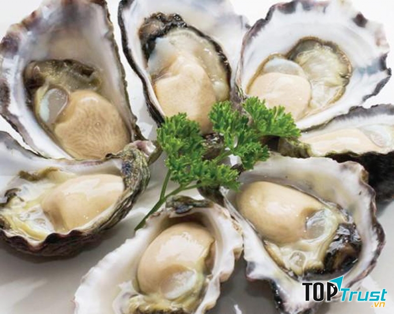 Hàu là một trong những nguồn thực phẩm chứa nhiều kẽm, giúp hỗ trợ chu kỳ phát triển và phục hồi tóc. 