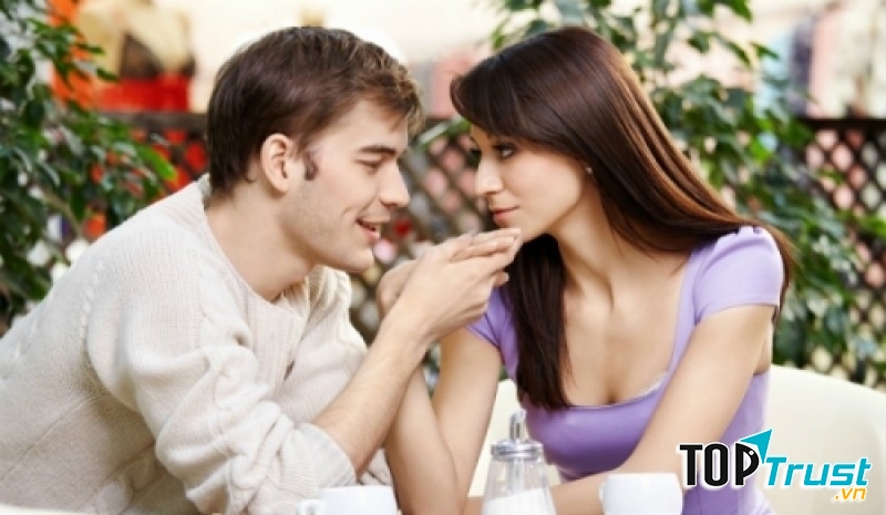 Nếu có việc gì khiến bạn cảm thấy khó chịu, hãy sẵn sàng chia sẻ với người yêu.