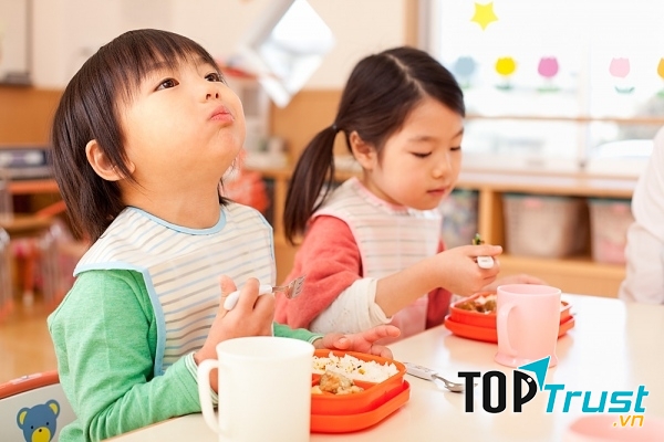 Bé tự làm mọi việc.