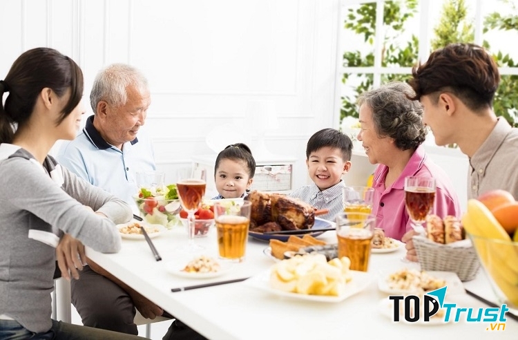 Hãy để trẻ ngồi cùng mâm với cả gia đình