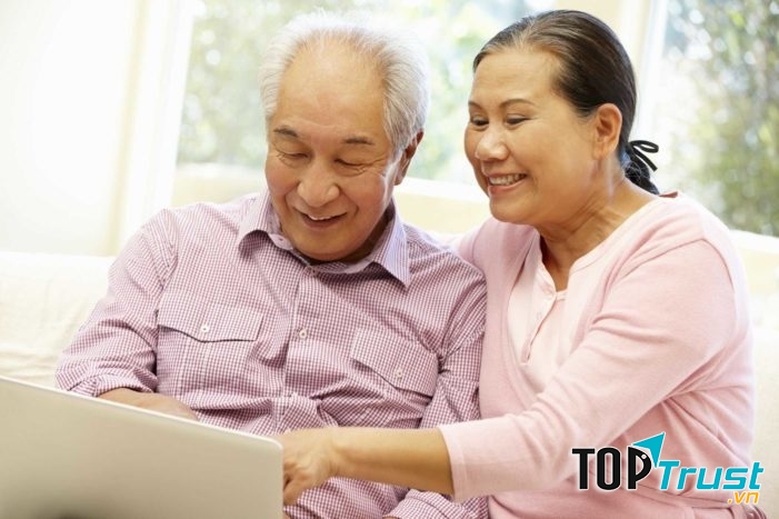 Những người có tuổi thọ cao thườnglà những người đã kết hôn và có mối quan hệ bền chặt.