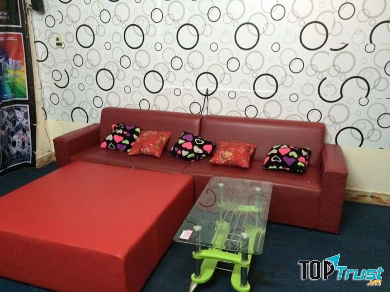 Ghế sofa xem phim hoặc có thể nằm trên chiếc ghế dài được bao bọc đẹp mắt