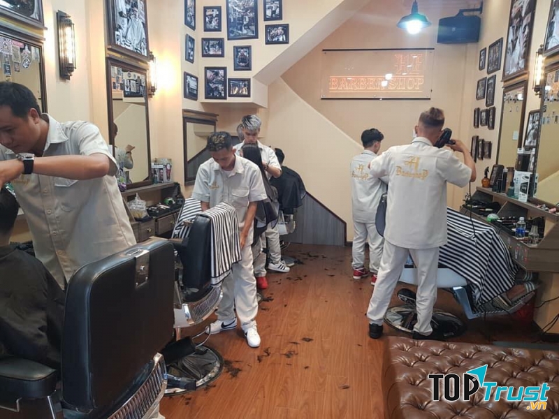 Những người thợ được trang bị kỹ càng những kinh nghiệm, sự tỷ mỉ trong từng đường ké