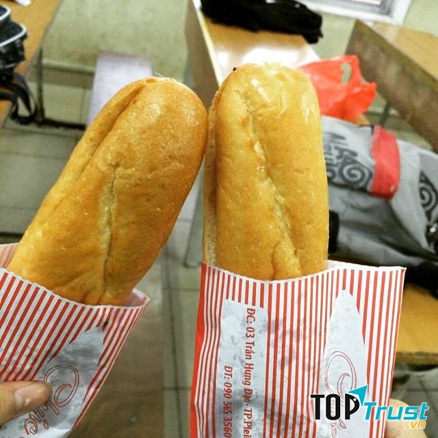 Bánh mì que Tứ Hải được người dân Đà Nẵng yêu thích