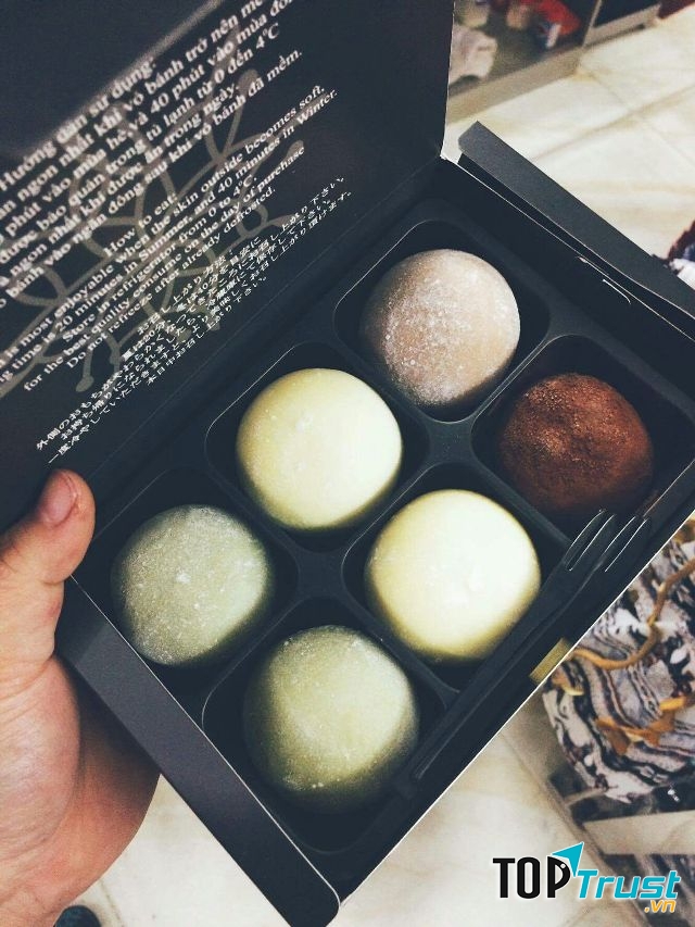 Bạn có thể tìm thấy những chiếc mochi thơm ngon tại cá cửa hàng thuộc hệ thống Mochi Sweets vô cùng nổi tiếng.