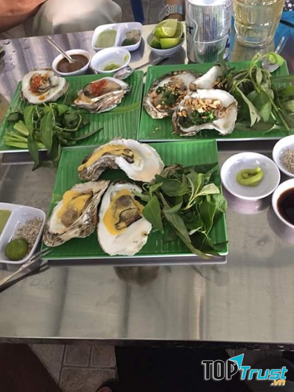 Người dân Gò Vấp và nhiều nơi khác chọn Hàu 5k làm điểm dừng chân cho cuộc hẹn của mình không chì vì nơi đây có giá tiền rất bình dân mà còn là vì món ăn rất tuyệt vời