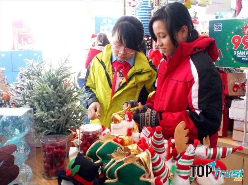 Hệ thống nhà sách, văn phòng phẩm đa dạng đồ trang trí Noel