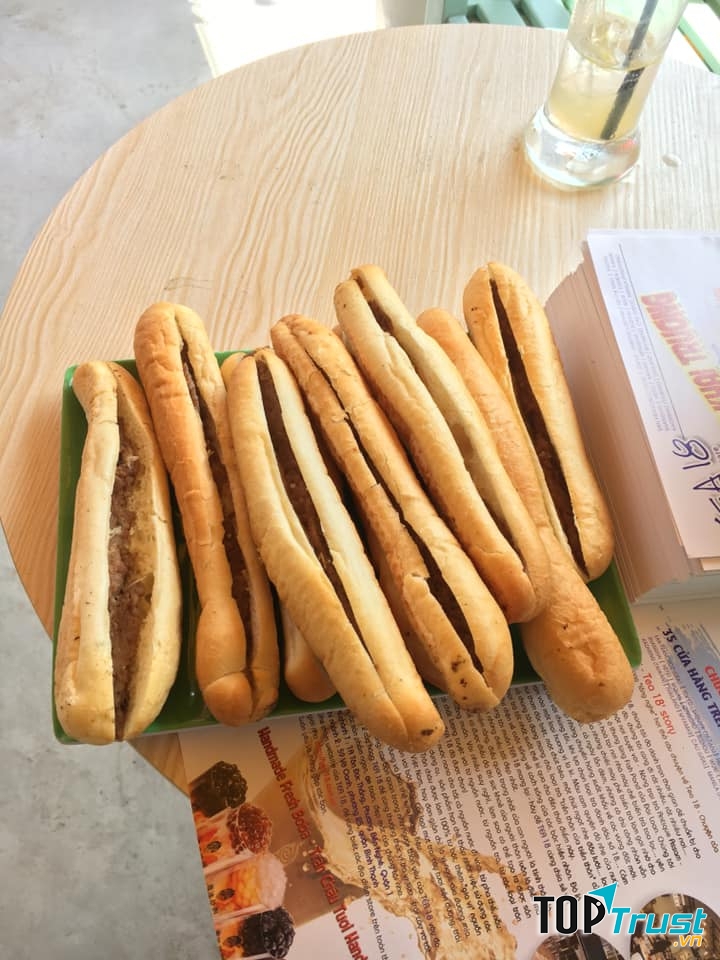 Hình dạng bánh không phải là nguyên nhân của tên gọi, mà do vị cay xé lưỡi của ớt, vị chua nhẹ của cà trong chí chương