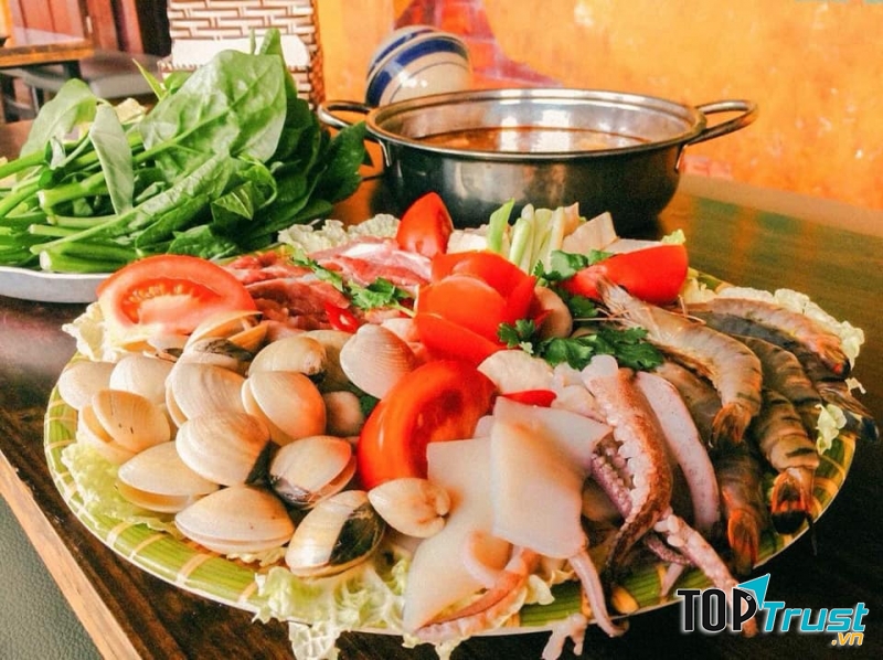 Harru Beer & Nướng BBC là một địa chỉ ăn lẩu kết hợp các món nướng quen thuộc tại Bắc Giang mà nhiều người biết đến