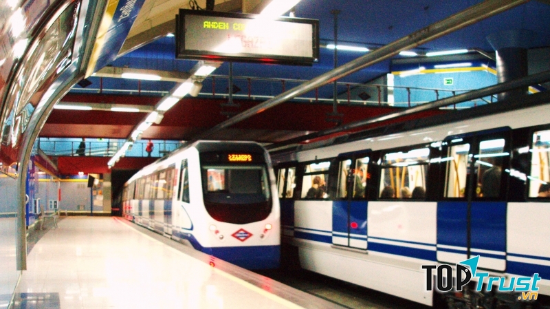 Các chuyến tàu đều chạy về phía bên trái