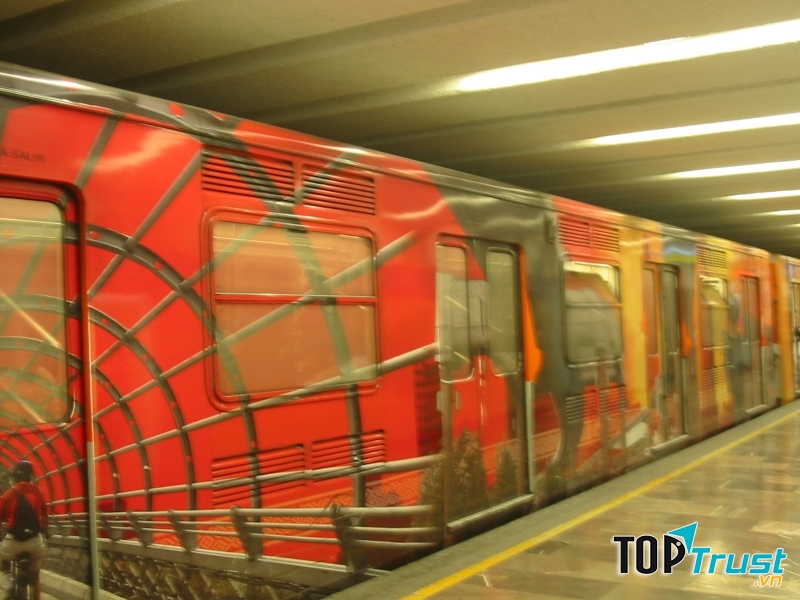 Các toa tàu điện ngầm Mexico được trang trí đầy màu sắc