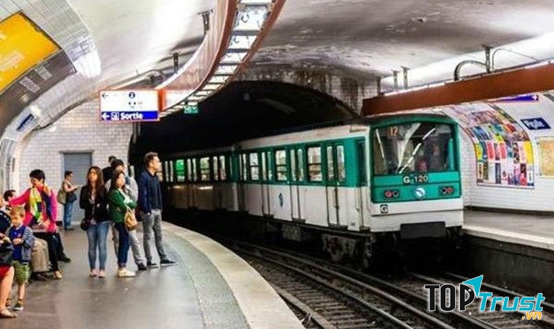 Một nhà ga tàu điện ngầm tại Paris