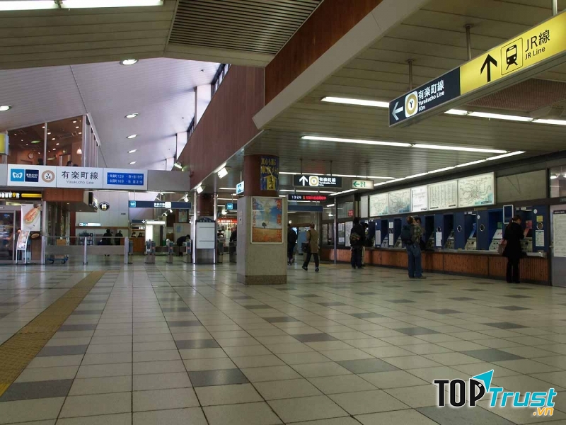 Nhà ga Shin-Kiba với các bảng chỉ dẫn bằng tiếng Nhật- Anh